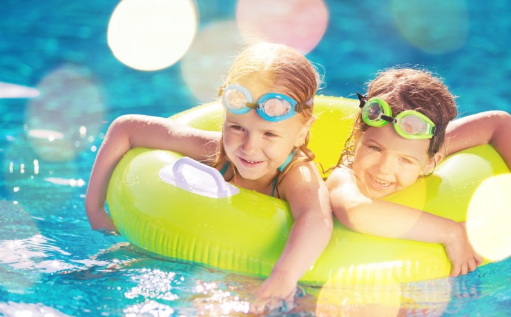 Kinder schwimmen im Swimmingpool