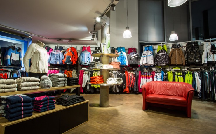 Verkauf von Funktionsbekleidung und Mode bei Intersport Kerschbaumer in St. Johann