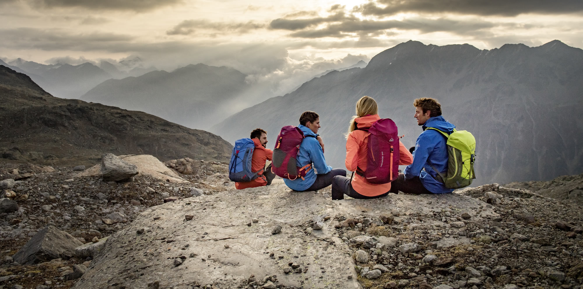 Freunde beim Wandern © Intersport Austria