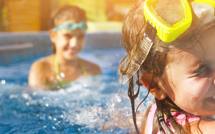 Kinder beim Schwimmen