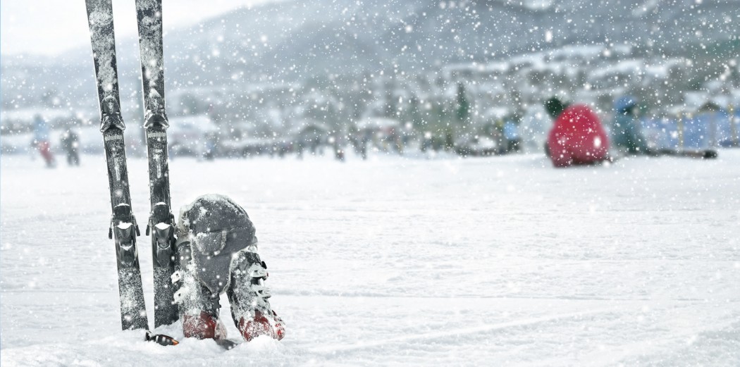 Skischuhe und Skier im Schnee