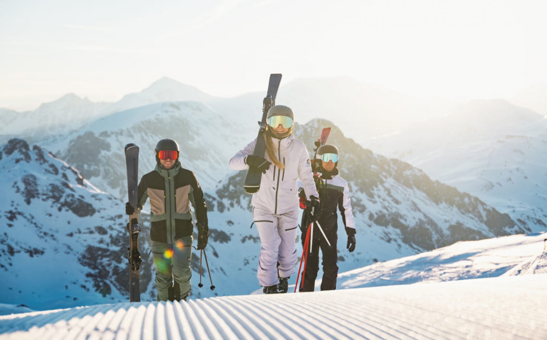 Skifahrer auf dem Weg zum Skifahren mit Berge und Wintersonne im Hintergrund
