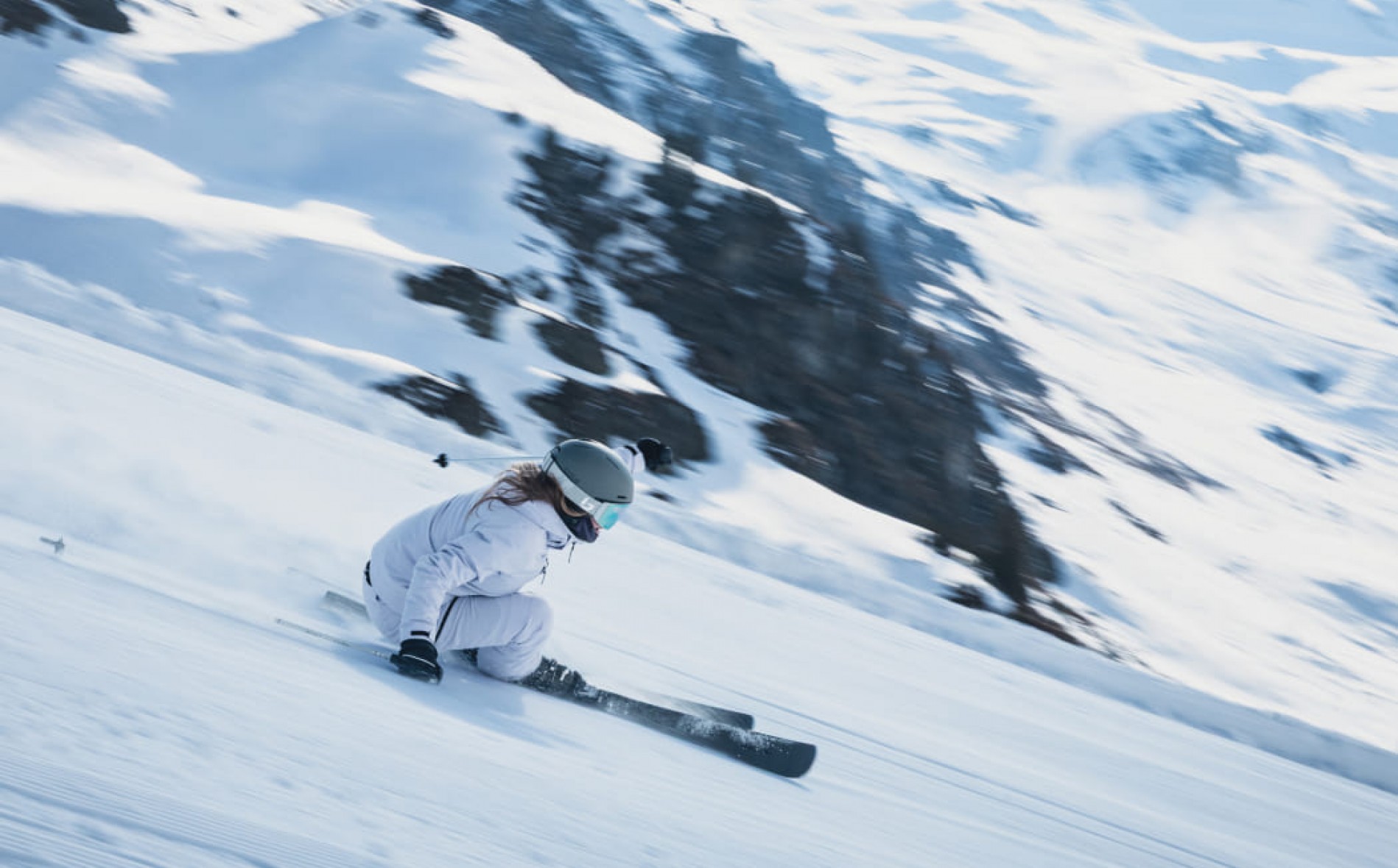 Skifahrerin im wei&szlig;en Skianzug - top ausgestattet von Intersport Kerschbaumer