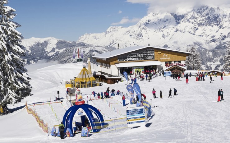 Kater Carlo's Kinderland direkt an der Gondelbahn im Skigebiet in Ski amadé, Snow Space Salzburg