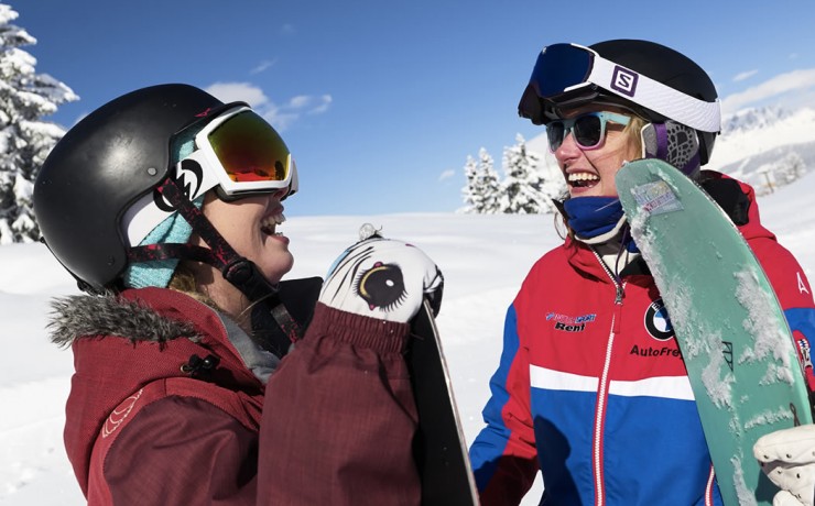 Spaß beim Snowboardkurs